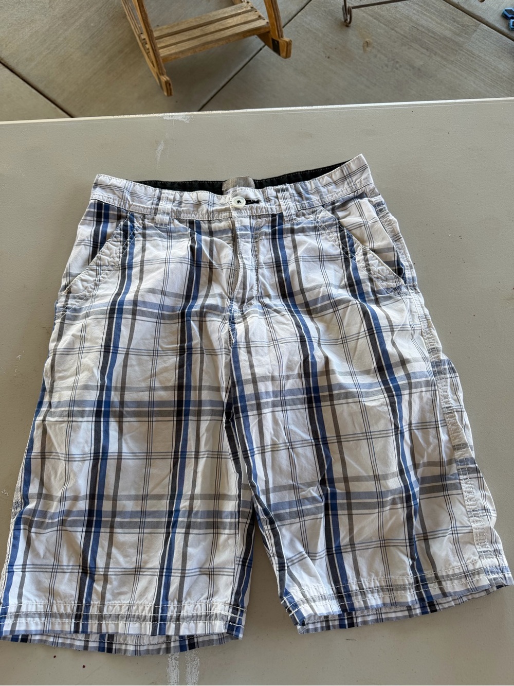Publicly Opinion Men's Plaid Cotton Flat Front Shorts in White and Blue